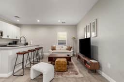 Stunning Lawrence - Phoenix - Image 4
