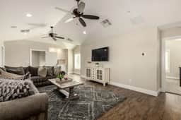 Stunning Mallory - Mesa - Image 3