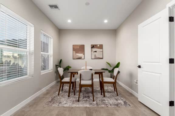 Stunning Lawrence - Phoenix - Image 5