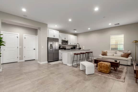 Stunning Lawrence - Phoenix - Image 3