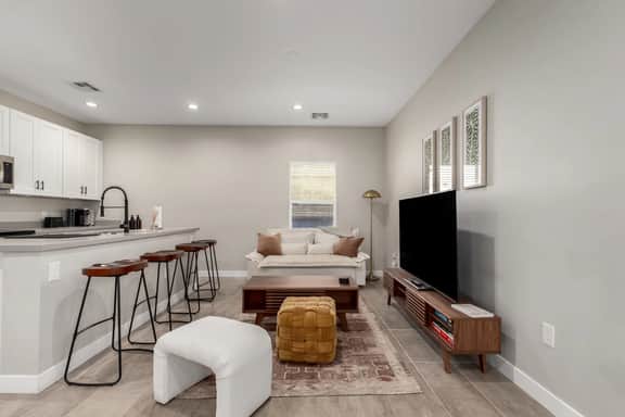 Stunning Lawrence - Phoenix - Image 4
