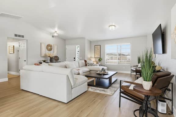 Stunning Taylor - Prescott Valley - Image 5