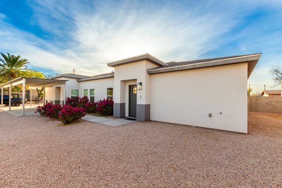 Stunning Lawrence - Phoenix - Image 1
